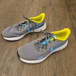 Nike Revolution 5 GS Grade School/Kids Size 6.5 Youth Shoes